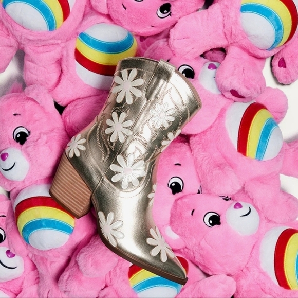 💛🔹️Betsey Johnson🔹️ Teddyy Gold Heeled Western Boots with Floral Design - Picture 2 of 7